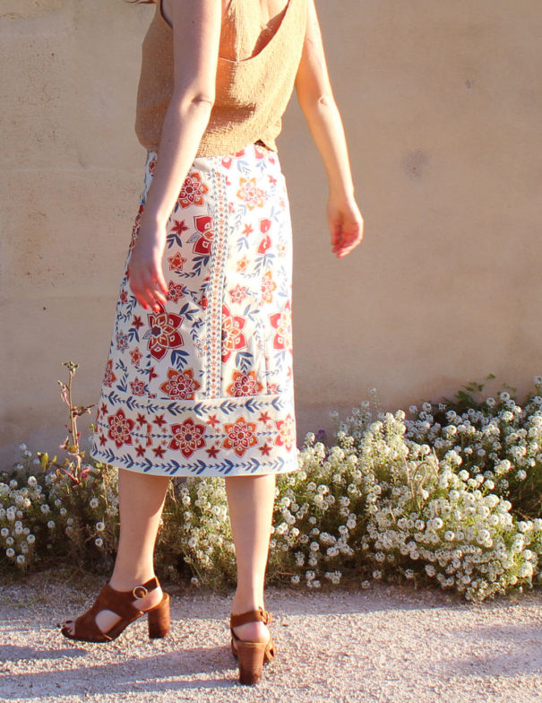 Patron de couture - Jupe droite midi boutonnée - Vue trois quart de dos