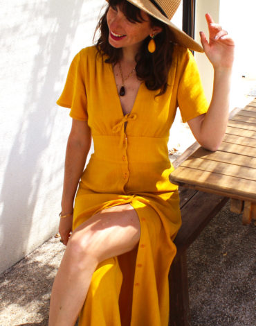 Patron de couture - Robe longue cintrée et boutonnée - Devant assise