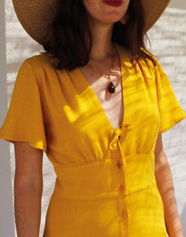 Patron de couture - Robe longue cintrée et boutonnée - Zoom devant