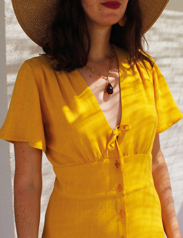 Patron de couture - Robe longue cintrée et boutonnée - Zoom devant