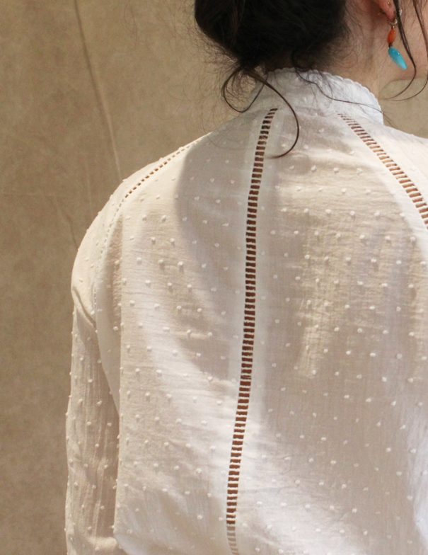 Patron de couture - Pétunia - blouse aux jours échelle - zoom dos