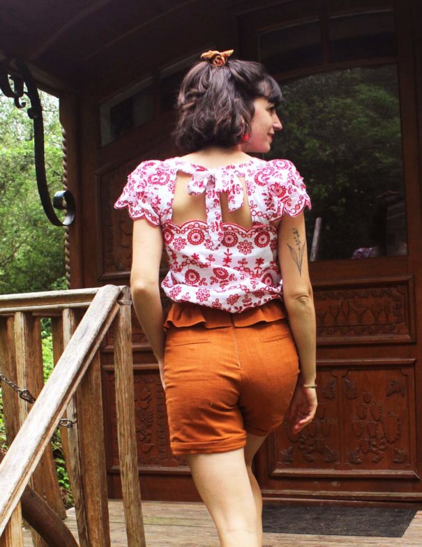Patron de couture - Pluméria - blouse aux bords festonnés - look dos bis