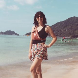 P A M P A 
• 
Petit teasing de la nouvelle Banane "Pampa" qui sortira début mars en patron PDF 🤗
•
Actuellement en test à Koh Tao, ce patron de niveau débutant vous permettra de réaliser cet accessoire quotidien ultra pratique twisté à la bloom 🌺
•
Les photos zooms et détails arrivent bientôt 😉
•
Je porte également le short Muguet sans volants à la taille dans un coton canevas paper riffle & co 💓
•
Bon dimanche à toutes !