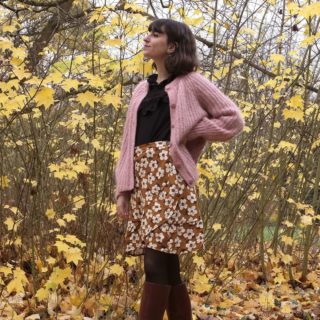 M E L I S S E 
•
Vous avez vu juste, pour cette troisième extension de l'hiver, c'est Mélisse qui est à l'honneur 🤗
•
À l'origine, elle est une jupe midi porte feuille à coulisse avec un large volant en bas.
•
Dans cette extension, je vous montre comment raccourcir, comment la doubler pour la porter tout l'hiver, et je vous propose également une nouvelle finition porte feuille boutonnée, plus facile à coudre que la version coulissée d'origine. 
•
Retrouvez tous les détails dans les stories à la une de Mélisse 👀
•
Patron original : Mélisse
Tissu : Viscose "Fleurs Amely" de @atelierdelacreation 
Photos : @robinlhebrard_pics