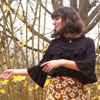 C A P U C I N E
•
Ma version hivernal de la blouse Capucine 🖤
•
Aucune modification de patron, je l'ai simplement réalisée dans une viscose jacquard à petits pois @atelierdelacreation 
•
Ainsi je peut la glisser sous mes pulls et s'il fait un peu trop chaud, hop ! Une jolie blouse en dessous 🤗
•
Patron : Capucine version blouse
Tailles : Du 34 au 44 
Niveau : Intermédiaire 3/5
Tissus : Viscose jacquard à pois noire @atelierdelacreation
