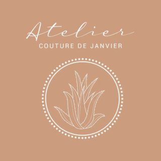A T E L I E R 
• 
L'atelier couture de janvier : un après-midi ensemble pour coudre le vanity "Aloe" 🌿
•
Vous choisissez uniquement votre tissu extérieur (50x90cm) 
Tout le reste est compris dans l'atelier :
• Molleton de matelassage
• Doublure toile de coton
• Fermeture éclair 
• Etiquette Bloom Ateliers
• Patron du vanity Aloe
• Fiche récap couture 
• Matériel de couture
• Machine à coudre 
🌸
Le petit bonus : une part de galette des rois et un jus de pommes bio pour prendre un temps d'échange 🌼
•
Les inscriptions sont ouvertes sur le site internet 🤗