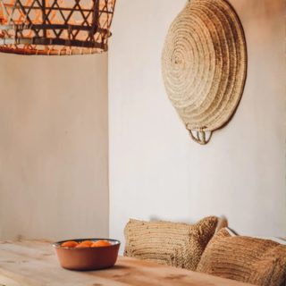 O S I E R 
•
Nouvel indice et nouvel élément du moodoard de cette future collection : l'osier ! 🌾
•
Ou plus précisément la toile de jute qui sera un des composant phare de l'accessoire de cet été ☀️
•
Vous avez une petite idée ? 💡