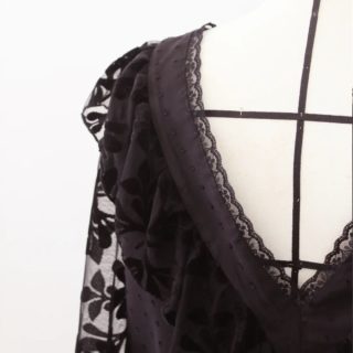 O R C H I D É E
•
Zoom sur les détails et les matières qui composent cette blouse de fêtes :
•
LES DETAILS 
Une encolure légèrement bateau.
Un grand dos V plongeant.
De larges volants insérés dans des découpes princesse.
Des manches transparentes
Une finition dentelle au décolleté et aux poignets.
•
LES MATIERES 
Pour jouer sur la transparence j'ai utilisé un tulle velours décoré en matières secondaire.
Et comme matière principale, j'ai choisi une viscose plumetis pour apporter une petite fantaisie supplémentaire.
Les deux matières proviennent de chez @mondialtissus et la petite bande dentelle a été dénichée dans ma mercerie de quartier 🖤