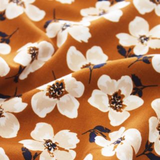 V I S C O S E 
•
A votre avis qui se cache derrière cette ravissante viscose "Fleurs Amely" de chez @atelierdelacreation ?
•
Petit indice : C'est la troisième extension de patron de cet hiver ❄️
Vous avez pu apercevoir la première hier : Muguet, et la seconde arrive demain 🤗
•
Bon dimanche 🌼