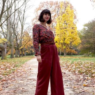 M U G U E T 
•
Je vous présente l'extension du patron "Muguet" : le pantalon large à pinces ❤️
•
Muguet est à l'origine le short de l'été dernier, caractérisé par sa ceinture à double volants. 
•
Avec cette extension de patron, je vous montre comment transformer le short en pantalon, en rallongeant les jambes. J'y ai également ajouté des passants pour y glisser une ceinture et j'ai caché la patte de boutonnage.
•
L'extension de patron est un tutoriel vidéo qui sera disponible dès demain à 18h sur la chaîne Youtube : Bloom.Ateliers. 
•
En attendant, retrouver tous les détails en stories 👀
•
📷 Photographies par @robinlhebrard_pics