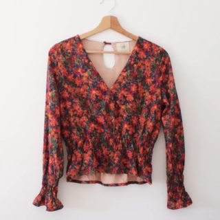 P I V O I N E 
•
Vous l'aviez deviné, une des premières cousettes d'hiver : la blouse Pivoine. 
•
Une extension de patron pour transformer la robe longue bohème en blouse doublée. 
•
Elle arrive prochainement, juste après le pantalon large Muguet que je vous présente dès la semaine prochaine, qui était le deuxième modèle bien caché de la photo. 
•
Profitez bien de cette dernière journée de l'année 🌞
Bon réveillon !