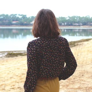 L I L A S 
•
Et voici la dernière extension de patron de cet hiver ❄️
•
La version chemisier de Lilas. 
Une chemise manches longues, à petit empiècement froncé, et de petits détails volantés au niveau du pied de col et des poignets. 
•
Une version simple et confortable pour glisser sous tous vos pulls !
•
J'ai craqué sur cette viscose à petits bouquets sur fond noir qui match avec tout 🖤
•
Cette extension de patron est disponible sous forme de tutoriel vidéo en libre accès sur la chaîne Youtube Bloom.Ateliers.
•
Patron original : Lilas 
Extension de patron : Chemisier 
Tissus : viscose @mondialtissus