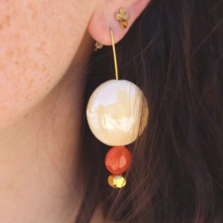 B I J O U X
• 
Les jolies perles de @atelierdelacreation pour créer vos propres boucles d'oreilles et accessoiriser ses tenues ✨