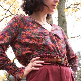 P I V O I N E 
•
On enchaine avec la seconde extension de patron de cet hiver : la blouse "Pivoine" 🌸
•
Directement issue de la robe longue, cette blouse doublée garde tous les codes bohème du modèle d'origine. 
•
Je l'ai cousue dans la sublime viscose "Simone" de @cousette
•
Cette extension de patron est un tutoriel vidéo qui sera disponible dès ce soir sur la chaîne Youtube Bloom.Ateliers✨
•
En attendant, retrouvez tous le détails en stories 👀 
•
Patron original : Pivoine 
Tissu : Viscose Simone chez Cousette 
📷 photographies @robinlhebrard_pics